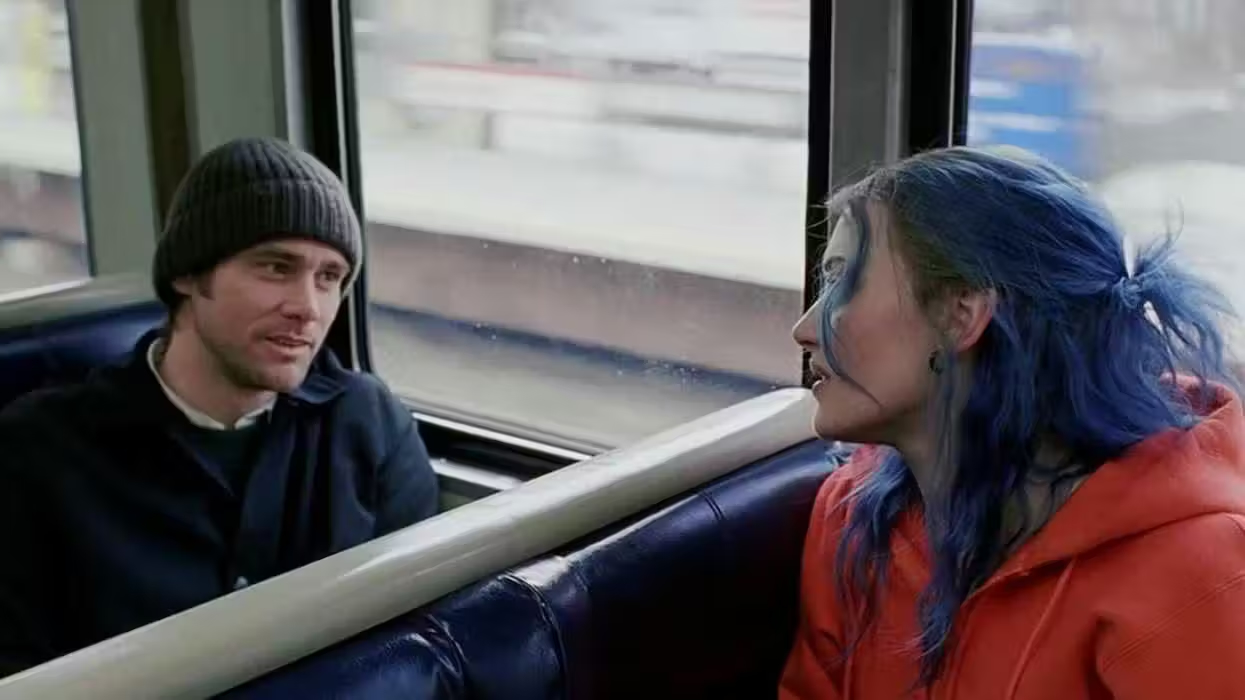 Joel and Clementine on the train — blue hair, orange jacket — the meeting they don't remember